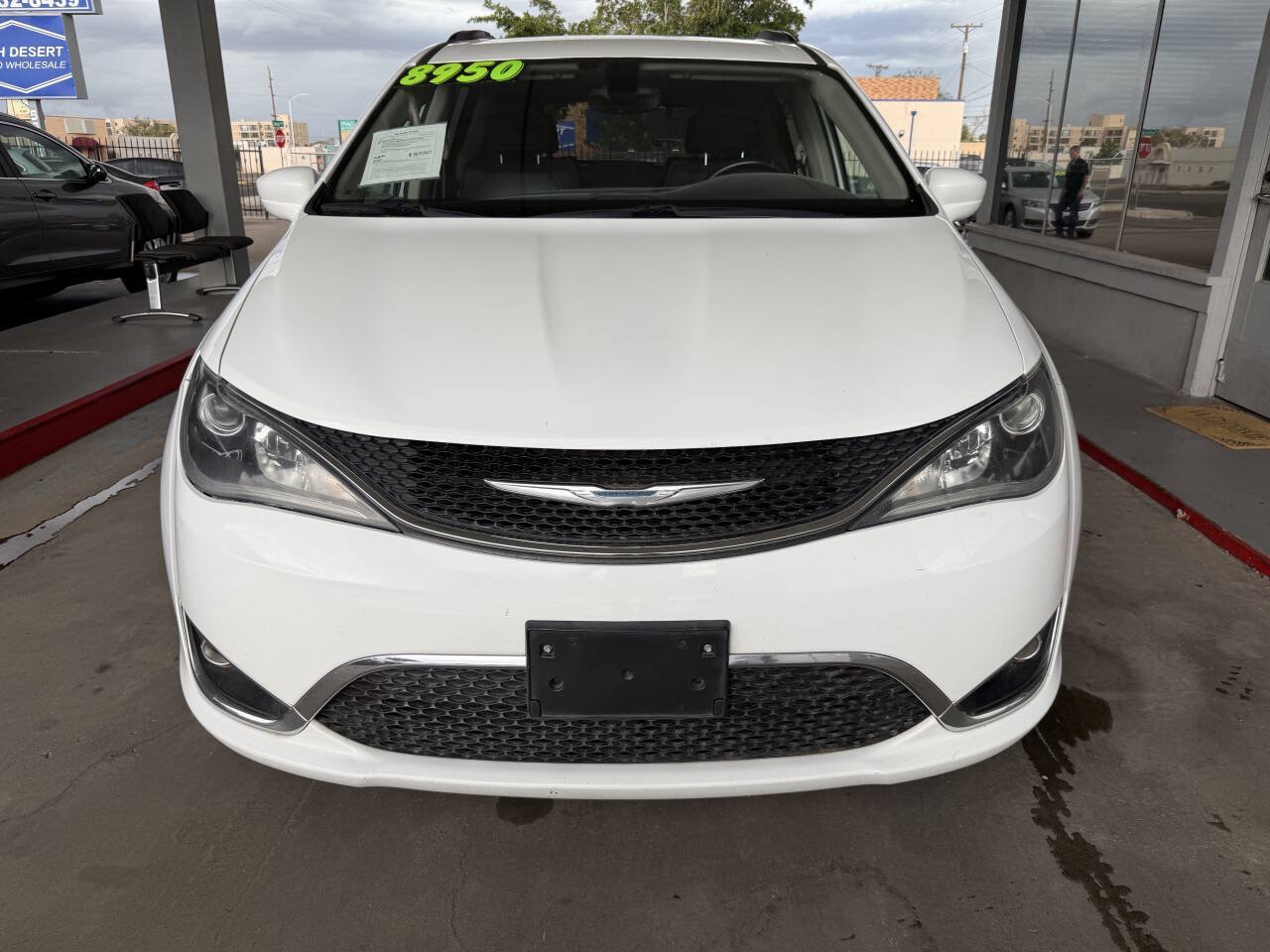 Used 2017 Chrysler Pacifica Touring-L FWD image 6