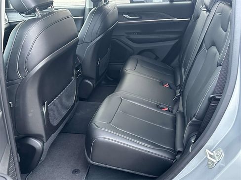 Used 2023 Jeep Grand Cherokee Limited image 12