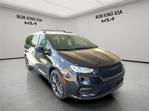 Used 2023 Chrysler Pacifica Touring-L w/ S Appearance Package AWD/4WD image 7