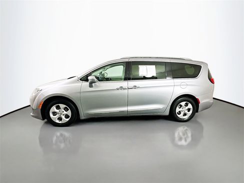 Used 2017 Chrysler Pacifica Touring-L Plus image 4