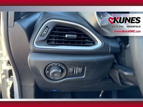 Used 2025 Chrysler Pacifica Select FWD image 28