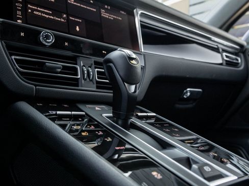 Certified 2026 Porsche Macan AWD/4WD image 27