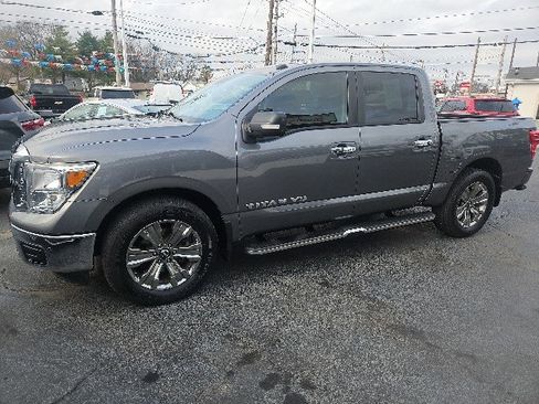 Used 2019 Nissan Titan SV w/ SV Convenience Package image 1