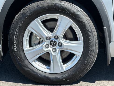 Used 2024 Toyota Highlander LE AWD/4WD image 32