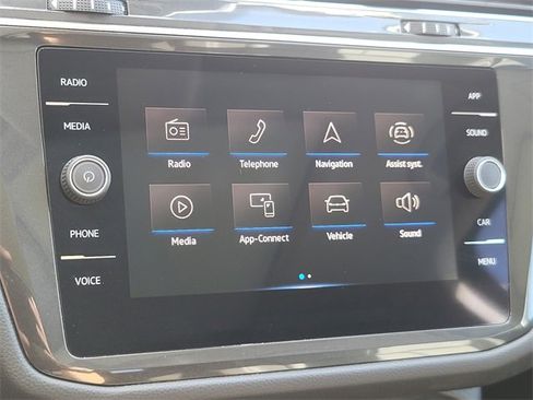 Used 2022 Volkswagen Tiguan SE w/ Panoramic Sunroof Package image 23