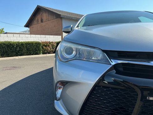 Used 2017 Toyota Camry SE FWD image 3