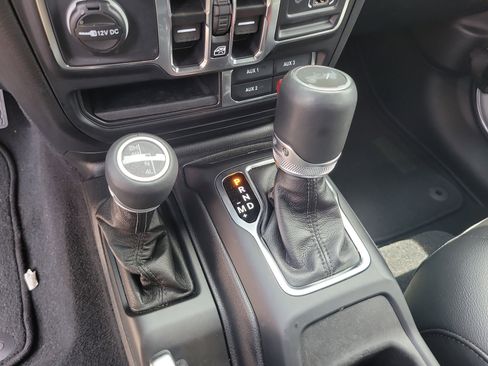 Used 2023 Jeep Wrangler Unlimited Sahara AWD/4WD image 23