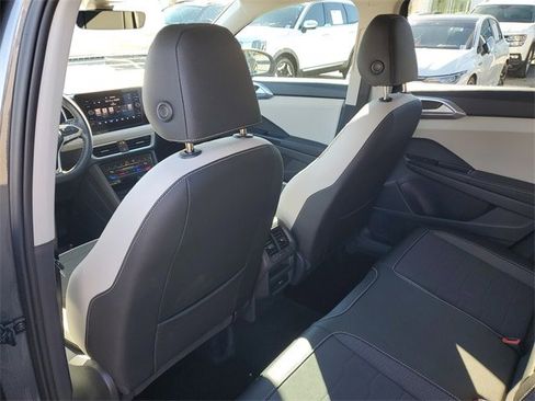 Certified 2025 Volkswagen Taos SE image 9