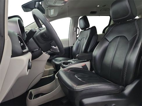 Used 2023 Chrysler Pacifica Touring-L image 10