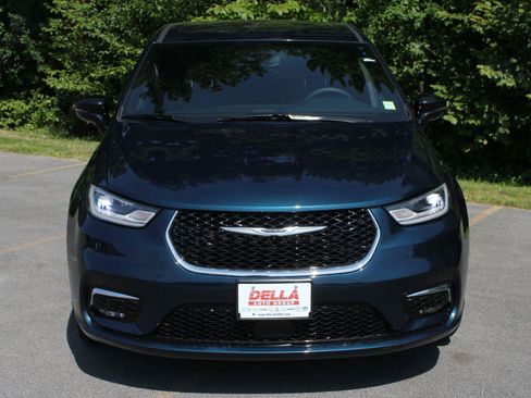 Used 2025 Chrysler Pacifica Select AWD/4WD image 2