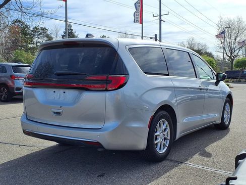 Used 2026 Chrysler Pacifica Select FWD image 5