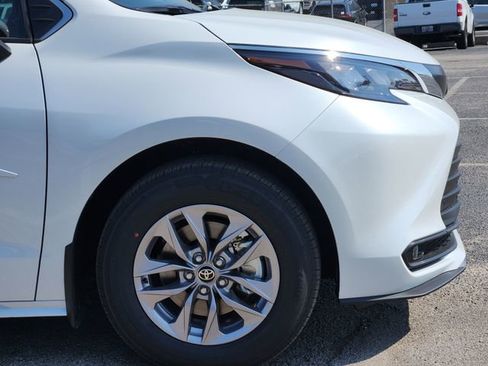 New 2026 Toyota Sienna XLE image 5