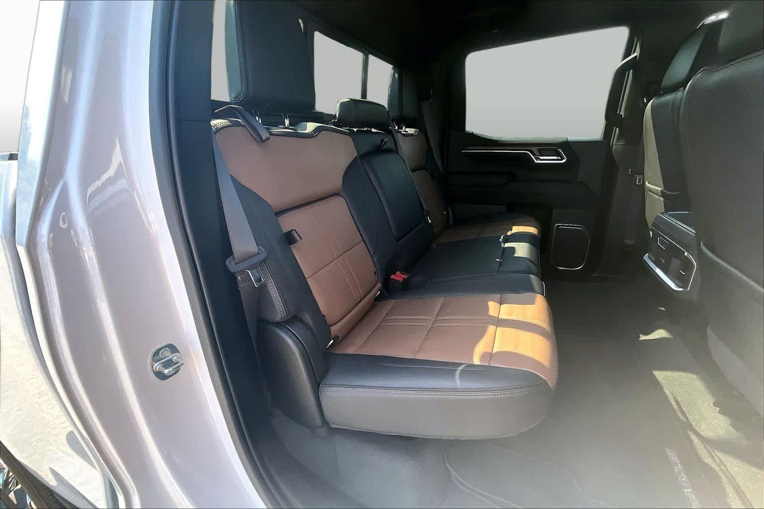 Used 2023 Chevrolet Silverado 1500 High Country w/ High Country Premium Package AWD/4WD image 19