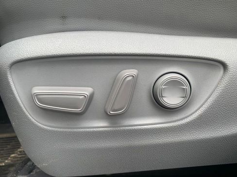 Used 2023 Toyota Highlander XLE AWD/4WD image 28