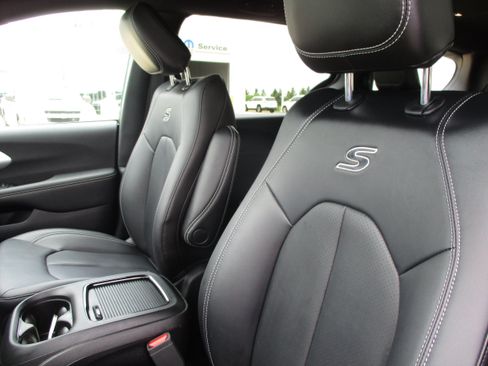 Used 2024 Chrysler Pacifica Limited FWD image 38