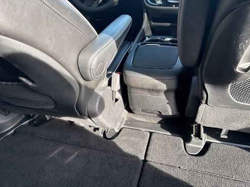 Used 2025 Chrysler Pacifica Limited FWD image 31