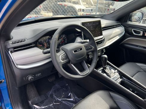Used 2025 Jeep Compass Limited image 30