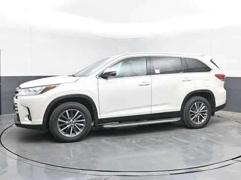 Used 2019 Toyota Highlander XLE w/ Carpet Mat Package (TMS) AWD/4WD image 11