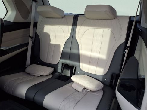 Used 2023 BMW X7 xDrive40i w/ Executive Package image 12