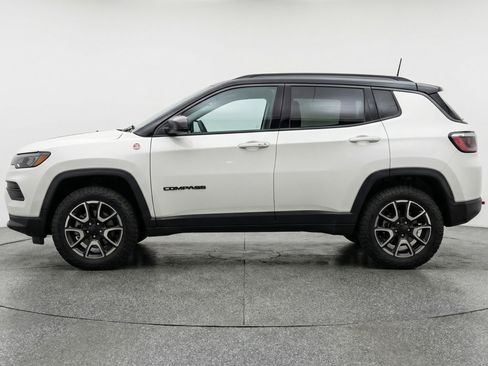 Used 2025 Jeep Compass Trailhawk w/ Trailer Tow Group AWD/4WD image 5