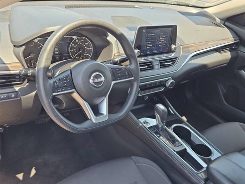 Used 2023 Nissan Altima 2.5 SV FWD image 2