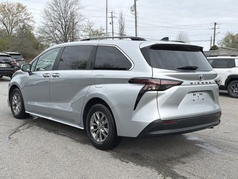 Used 2023 Toyota Sienna XLE image 5