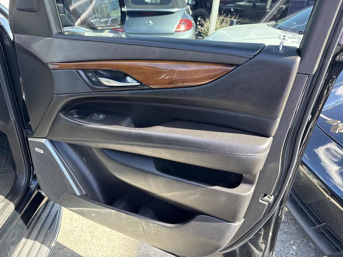 Used 2019 Cadillac Escalade ESV Premium Luxury AWD/4WD image 26