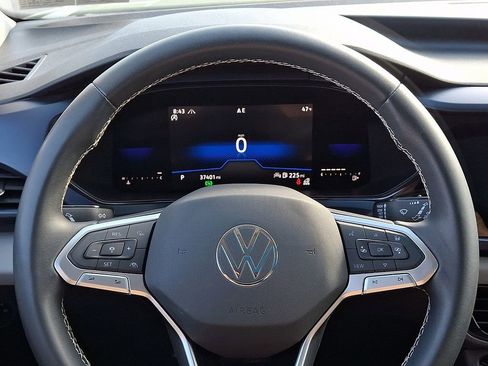 Used 2023 Volkswagen Taos SE w/ Panoramic Sunroof Package AWD/4WD image 19