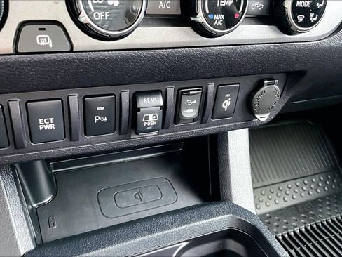 Used 2018 Toyota Tacoma TRD Off-Road w/ Technology Package AWD/4WD image 16