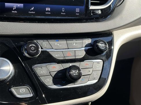 Used 2024 Chrysler Pacifica Touring-L image 5