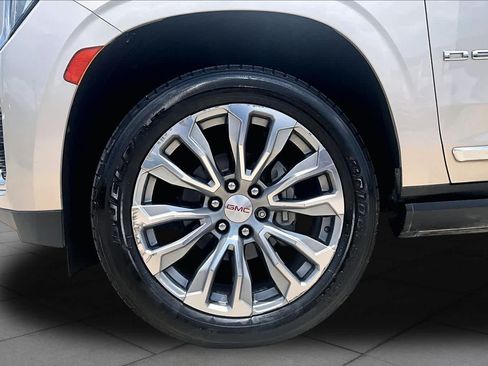 Used 2021 GMC Yukon XL Denali w/ Denali Premium Package RWD image 11