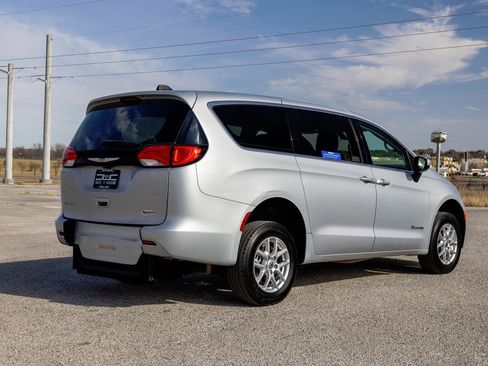 Used 2022 Chrysler Voyager LX image 7
