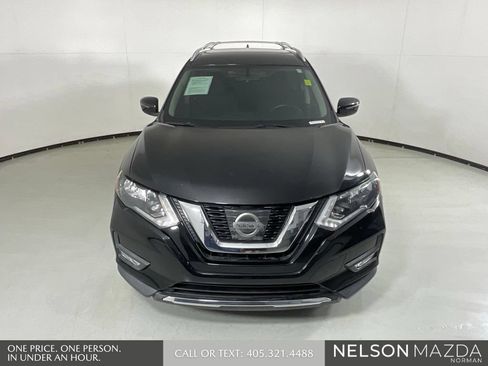 Used 2017 Nissan Rogue SV FWD image 2