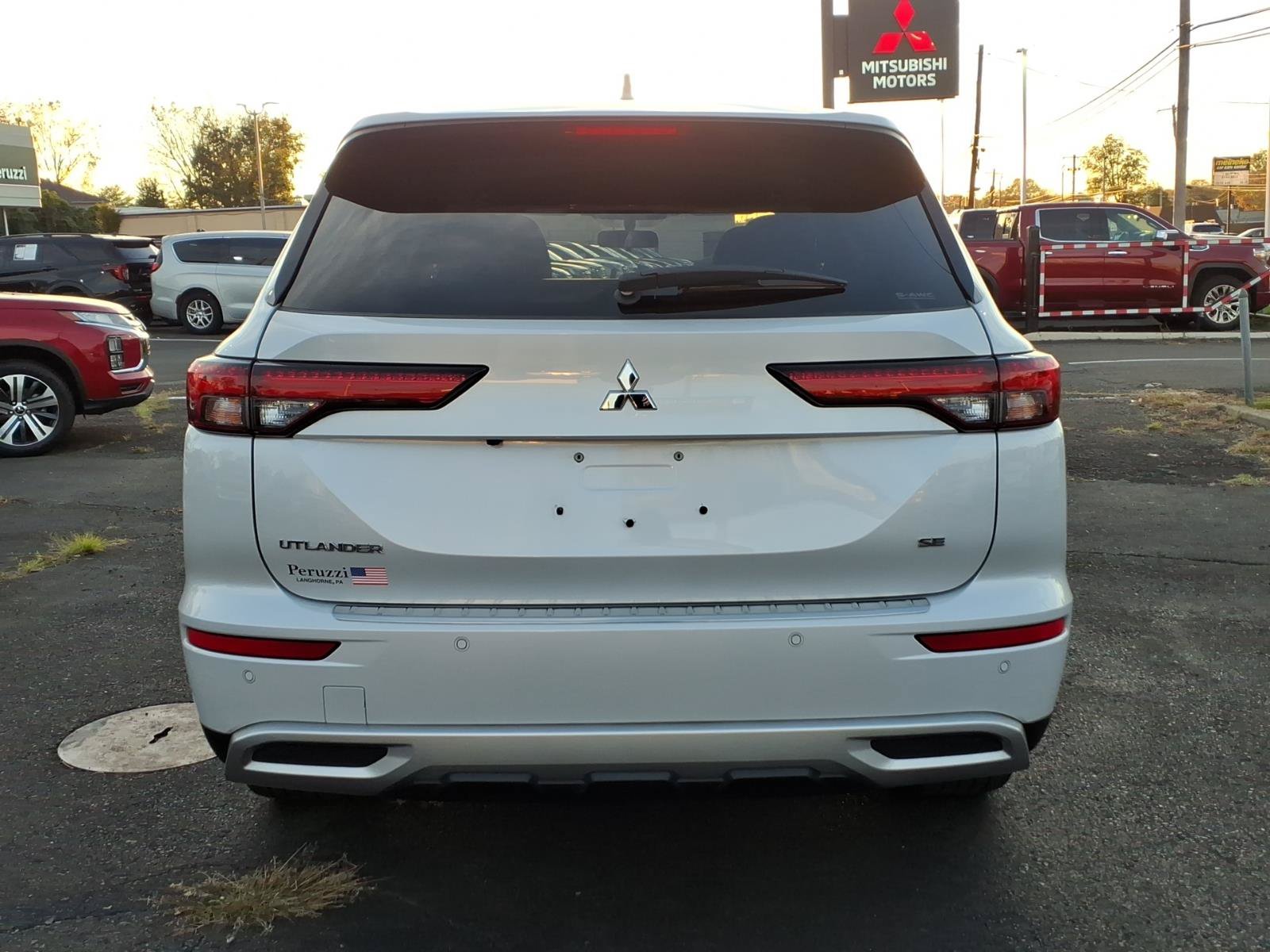 Used 2023 Mitsubishi Outlander SE AWD/4WD image 3