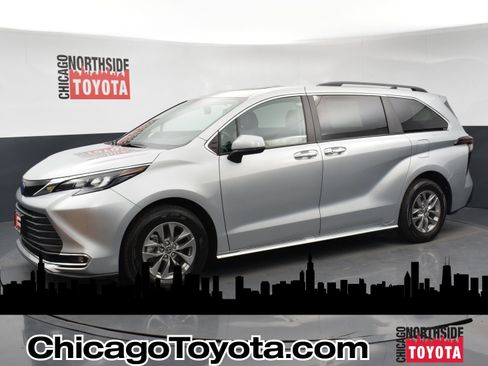 Used 2024 Toyota Sienna XLE image 1