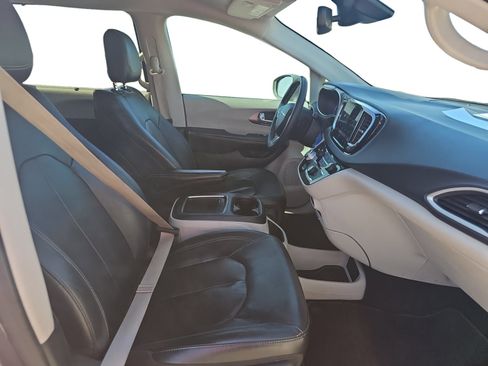 Used 2022 Chrysler Pacifica Touring-L FWD image 17