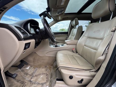 Used 2017 Jeep Grand Cherokee Overland w/ Jeep Active Safety Group AWD/4WD image 11