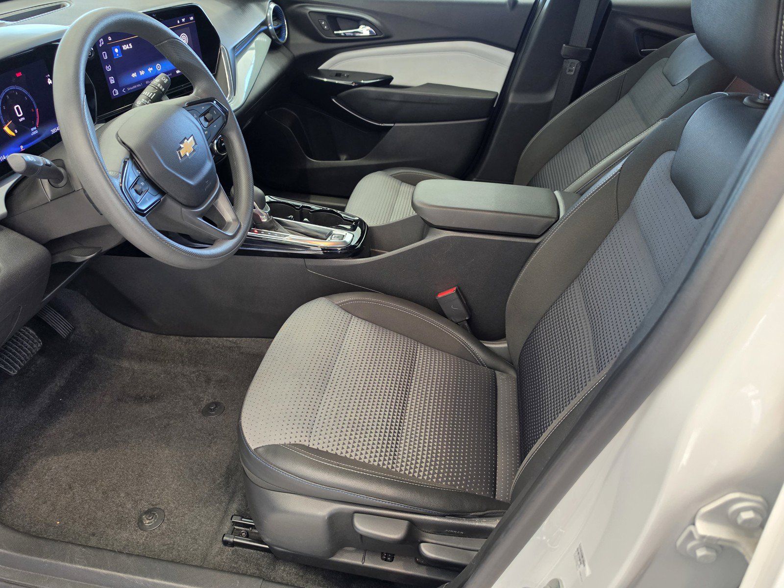 Used 2025 Chevrolet Trax LT FWD image 17