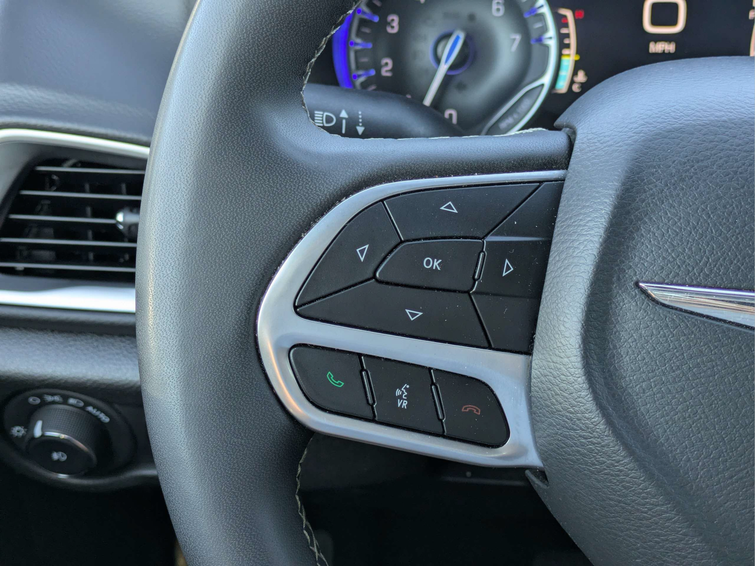 Used 2025 Chrysler Pacifica Select FWD image 23