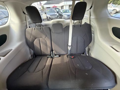 Used 2018 Chrysler Pacifica Touring Plus FWD image 14