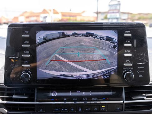 Used 2022 Toyota Sienna XLE w/ XLE Plus Package FWD image 24