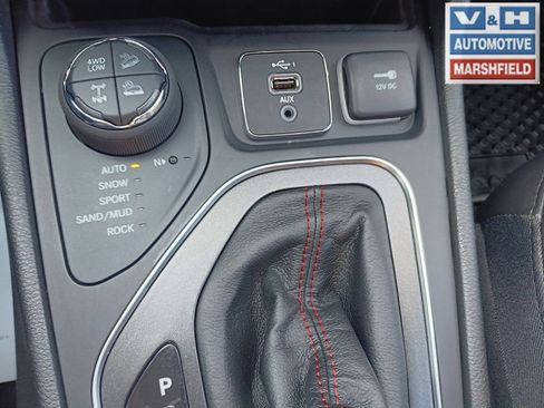 Used 2022 Jeep Cherokee Trailhawk w/ Comfort/Convenience Group AWD/4WD image 18