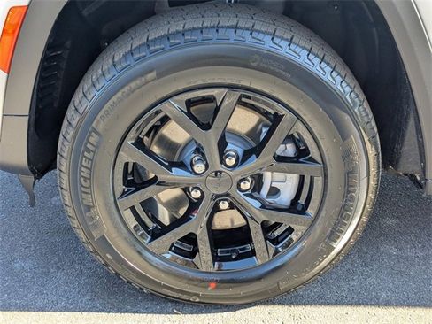 New 2025 Jeep Grand Cherokee L Altitude image 9