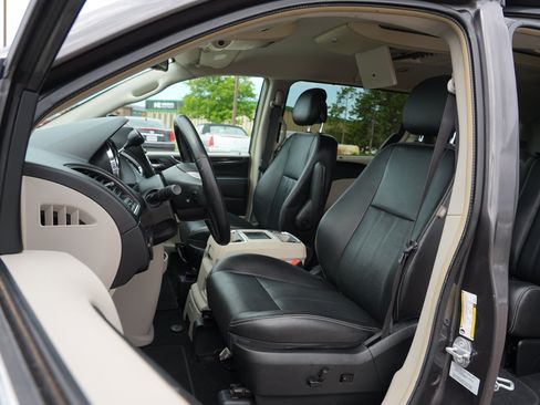 Used 2016 Chrysler Town & Country Touring w/ Driver Convenience Group FWD image 15