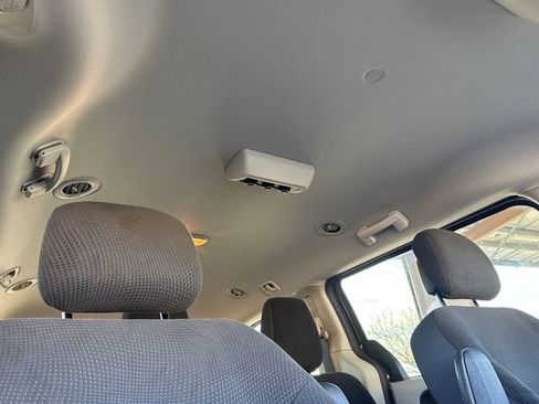 Used 2018 Dodge Grand Caravan SE w/ UConnect Hands-Free Group image 24