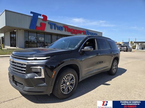 Used 2025 Chevrolet Traverse LT image 1