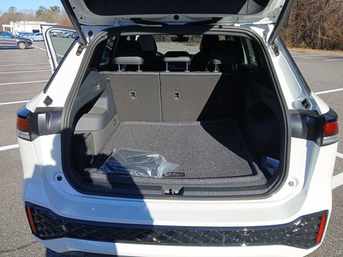 New 2026 Volkswagen Tiguan SE R-Line FWD image 22