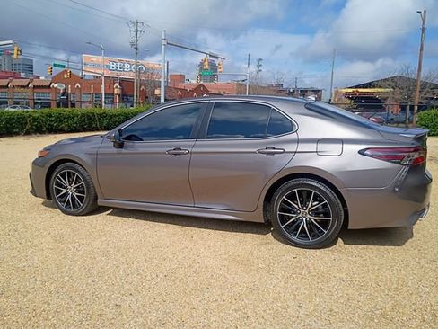 Used 2022 Toyota Camry SE image 8