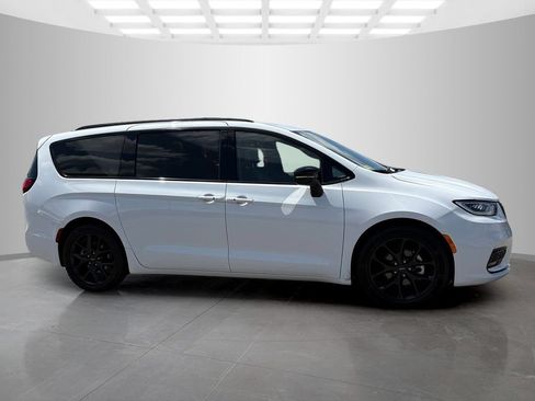 Used 2025 Chrysler Pacifica Limited FWD image 3