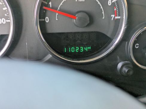 Used 2017 Jeep Wrangler Sahara w/ Connectivity Group image 26